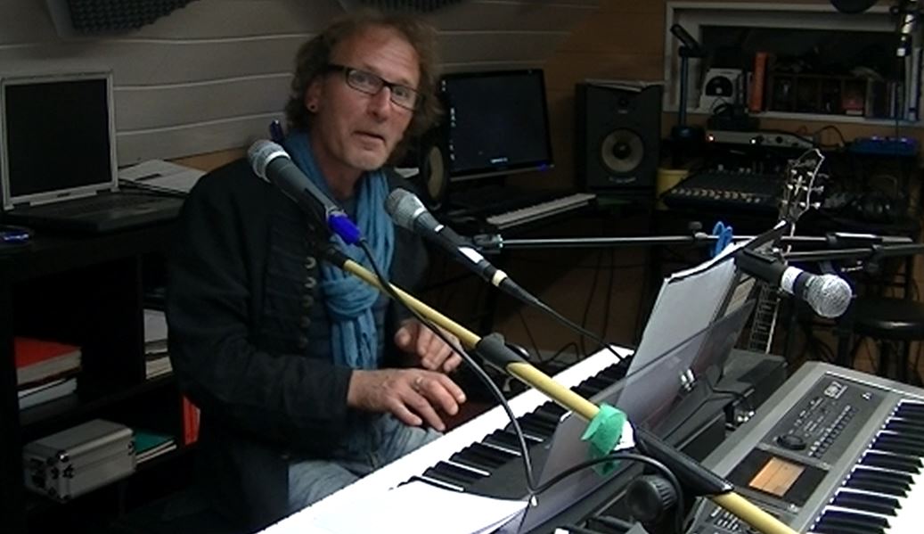 Seizair au piano et au chant dans son studio "at home" pris en live par Jean-Luc Anger
