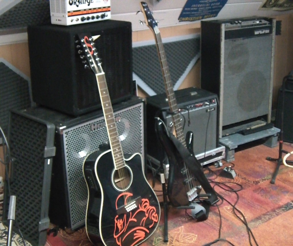Amplis orange, la 12 cordes et la basse Ibanez