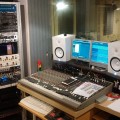 La régie du studio Angel's Voice Music avec les nouveaux monitor, HS8 Yamaha et le rack du studio