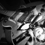 la guitare de Seizair customisée photo de femme