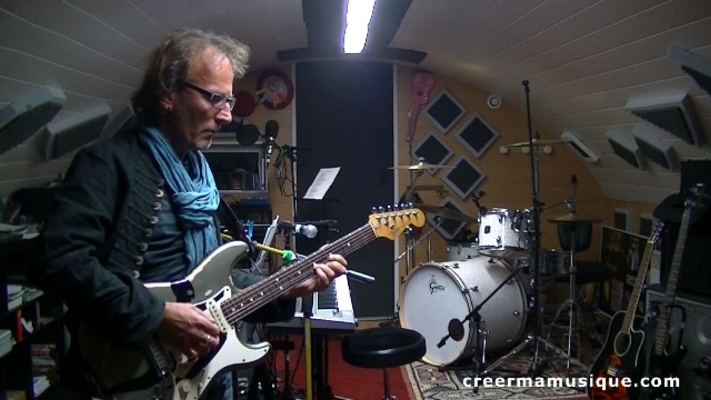 Seizair jouant sur sa Stratocaster dans son studio