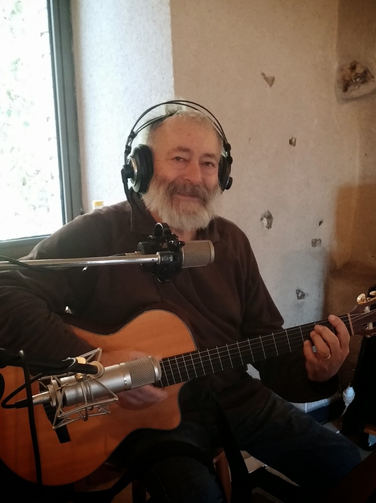 Séance enregistrement Jean Gagneau 2015 : Jean est en train d'enregistrer sa guitare et sa voix, pause sourire :)