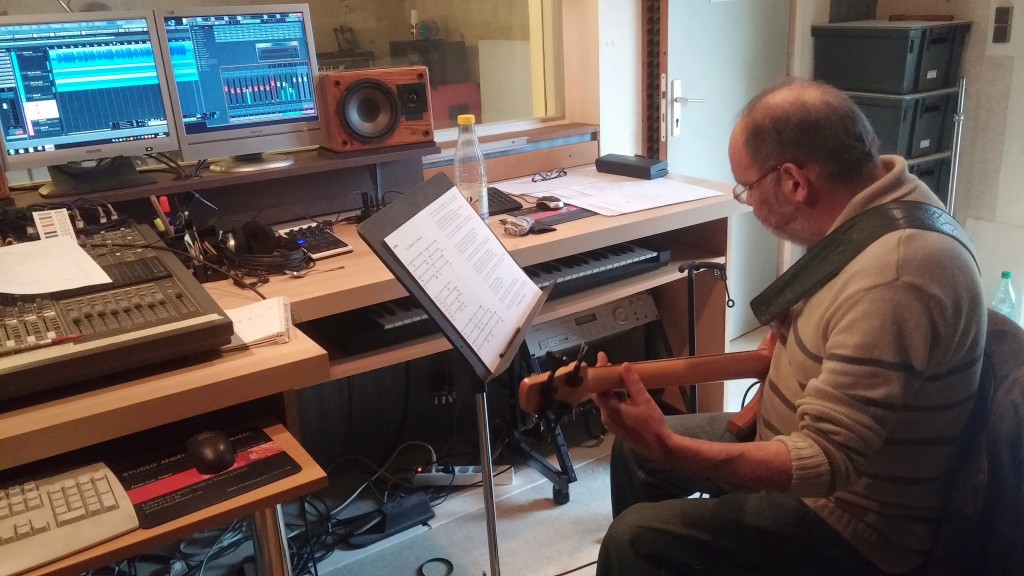 Séance enregistrement Jean Gagneau 2015, Eric Kutniak à la basse en plein enregistrement d'une de ses partie.