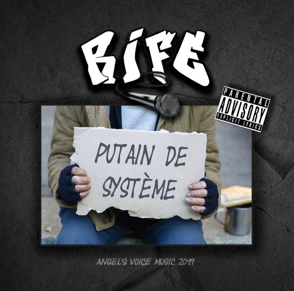 Pochette du titre de Rife "Putain de système", une pancarte tenue par un SDF sur laquelle est écrit "Putain de système"