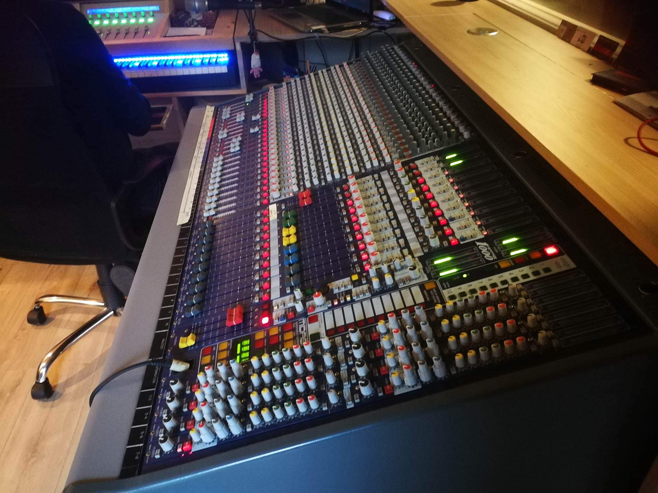 Vue de la console Midas Héritage 1000, 24 voies, customisée par Olivier Bolling, dans la régie du studio d'enregistrement, Studio Musique Centre
